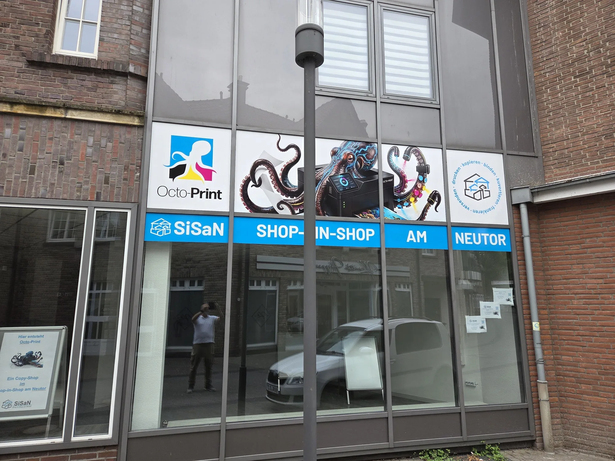 Schaufensterfront am Neutor 16 mit den Beschriftungen von SiSaN und Octo-Print